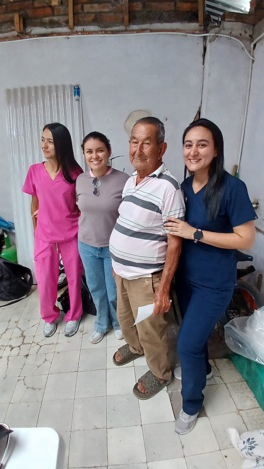 Equipo de la fundación acompañando a un adulto mayor de la comunidad
