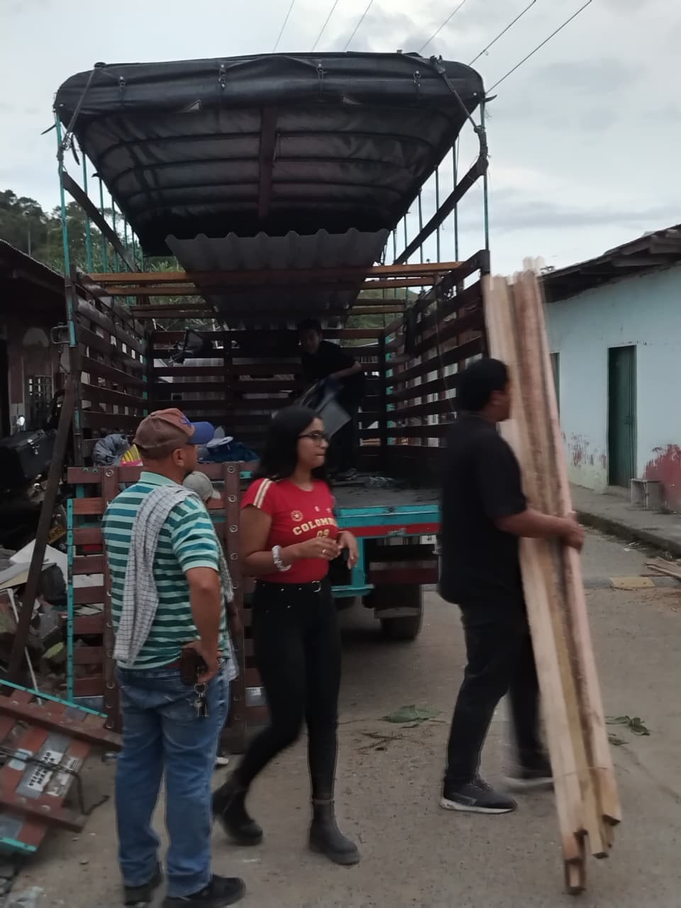 Entrega de materiales para vivienda a la comunidad