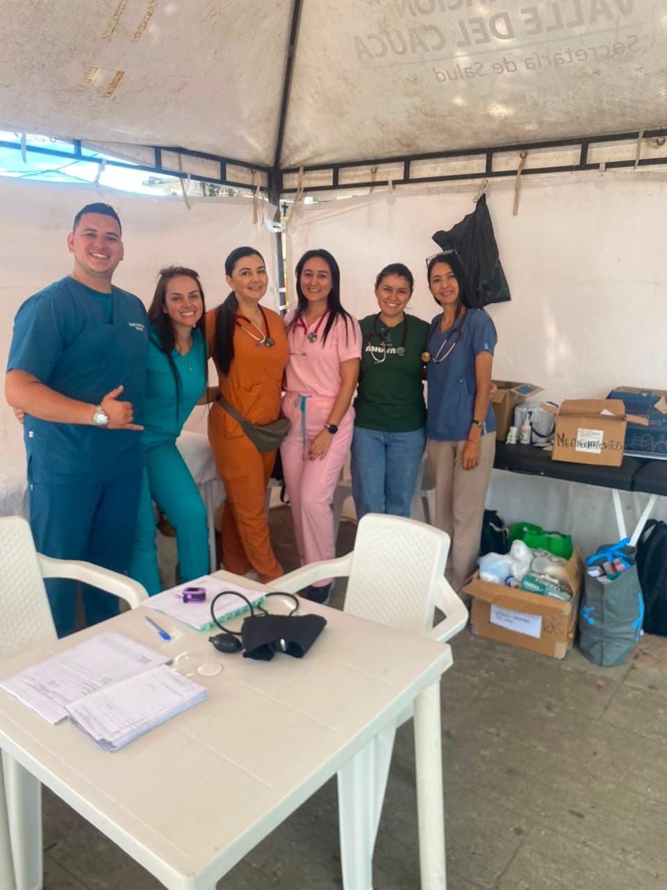 Equipo de profesionales de la salud de la fundación en jornada comunitaria