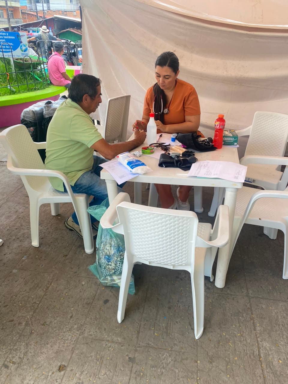 Jornada de salud comunitaria en plaza pública