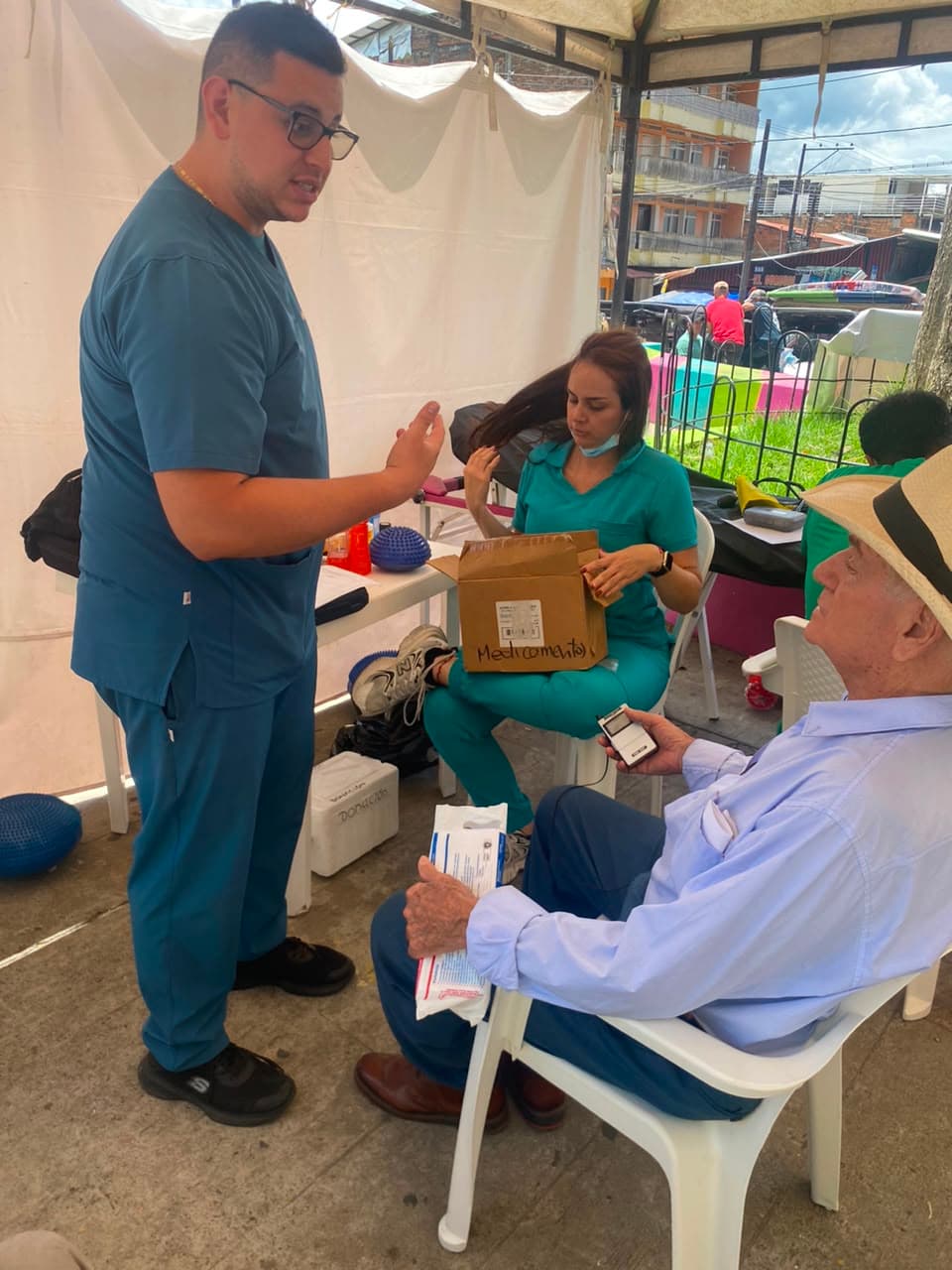 Entrega de medicamentos a un adulto mayor por parte del equipo de la fundación