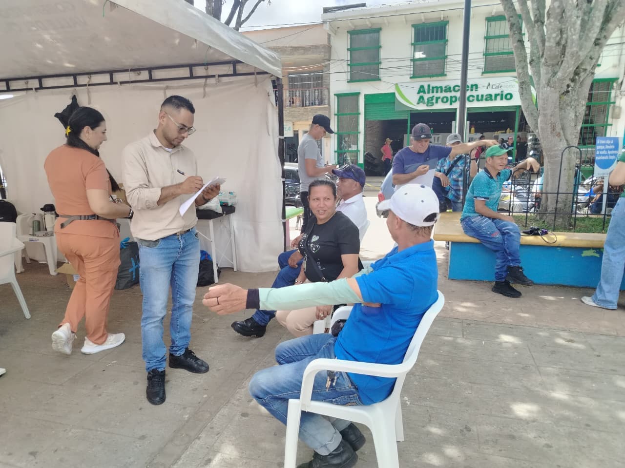 Registro y acompañamiento a la comunidad durante jornada social